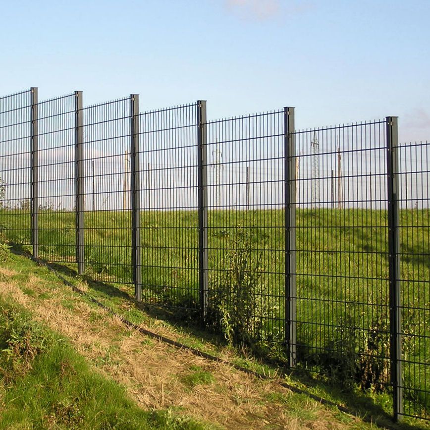 Beispielfoto eines anthrazitfarbenen Doppelstabmattenzauns auf einem Gelände mit Gefälle