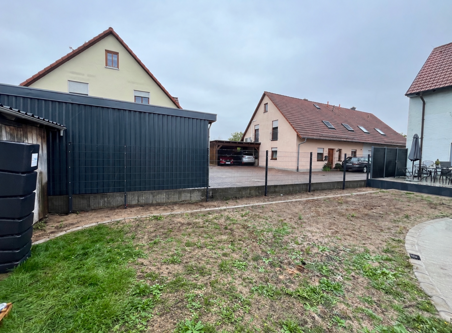 Ansicht der Zaunanlage vom Garten aus