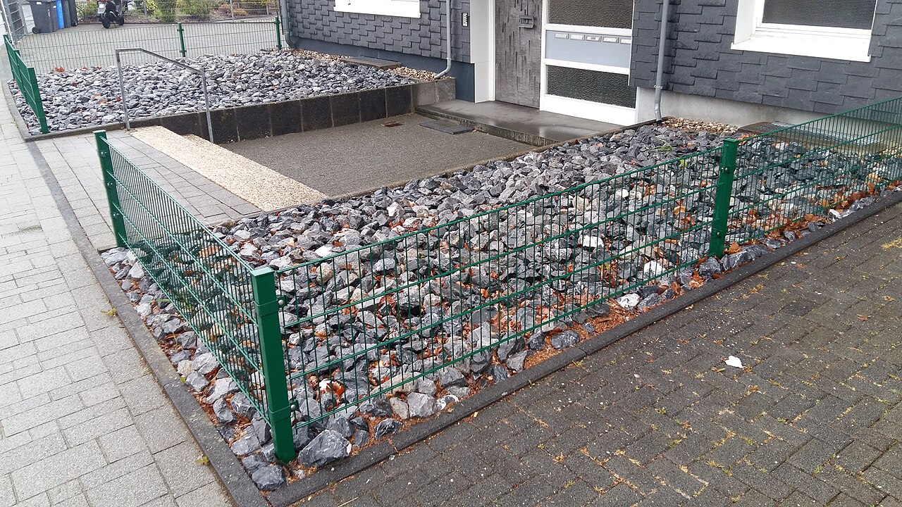 Beispielfoto eines grünen Doppelstabmattenzauns zur Abgrenzung eines Vorgartens
